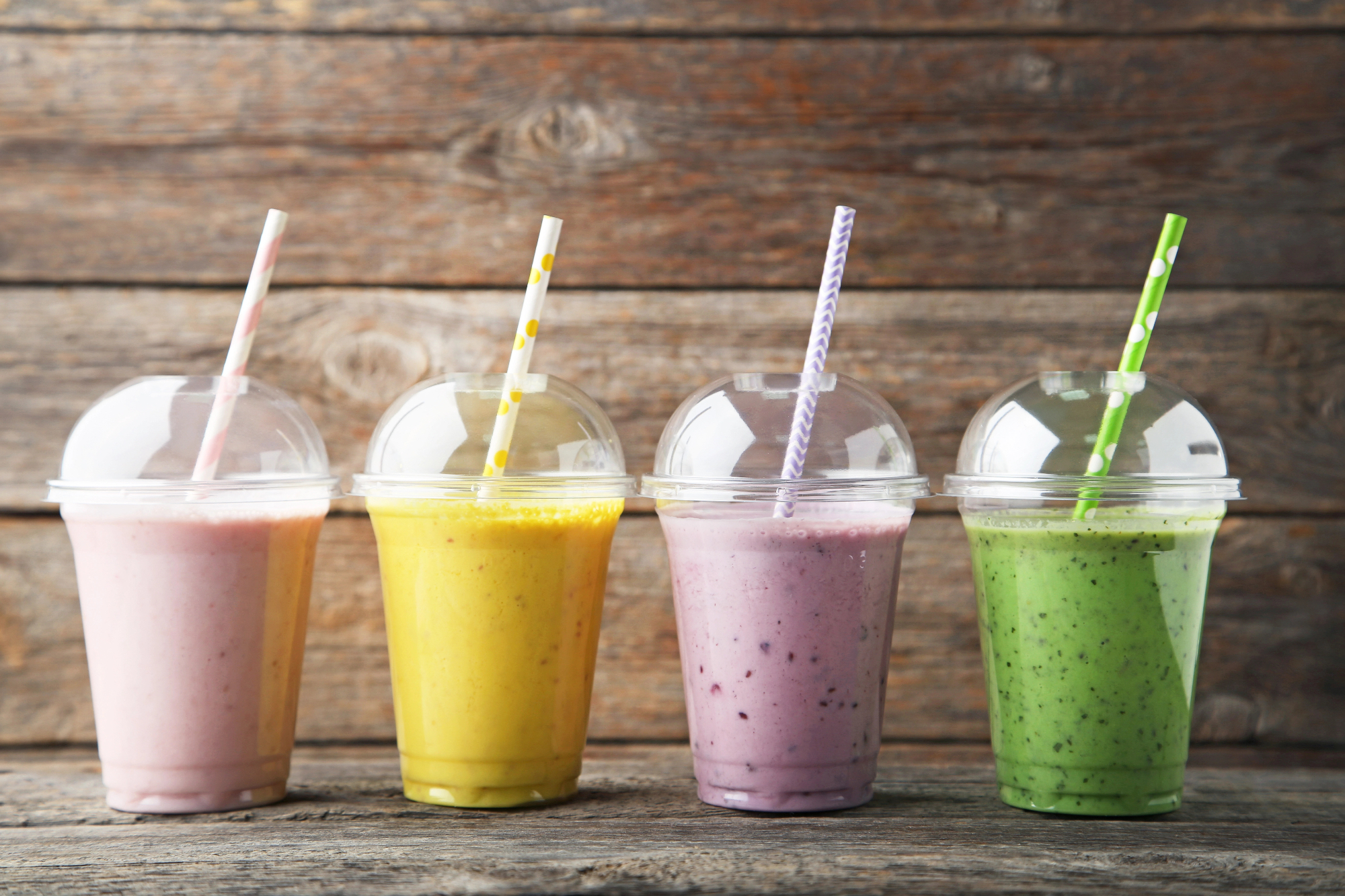 Plastični kozarci: Preprosti, praktični in olajšajo organizacijo vseh druženj.