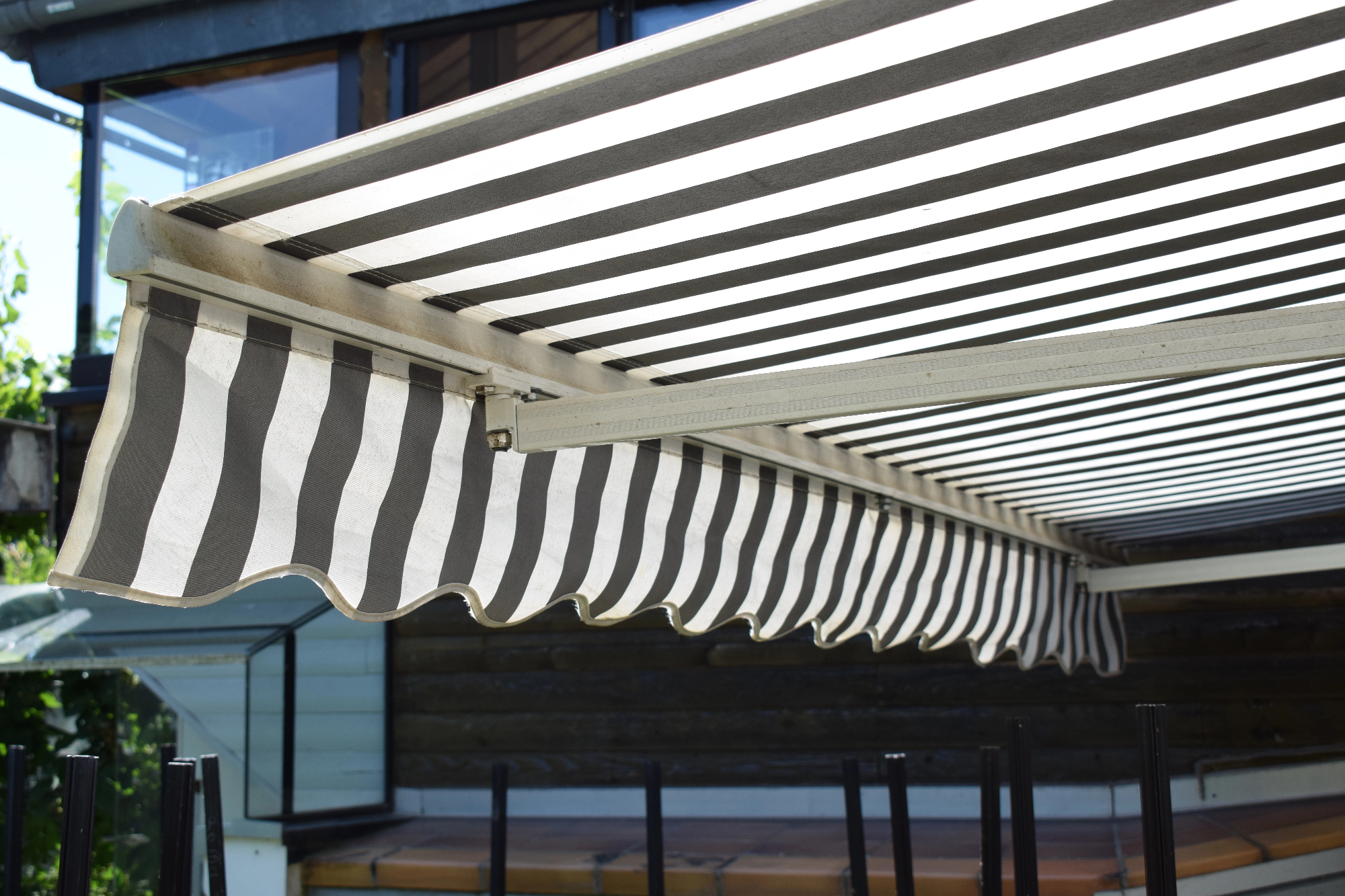 Ko sem iskala novo tendo sem velikokrat opazila besedo markize